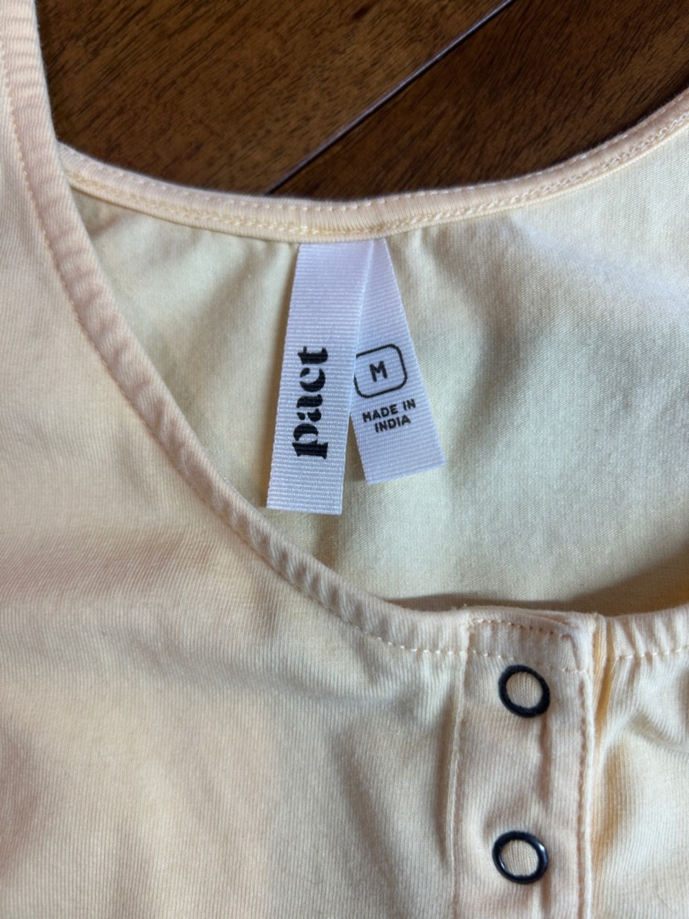 Pact Soft buttery yellow Snap-Front Tank 95% organic cotton and 5% elastane - Picture 3 of 7